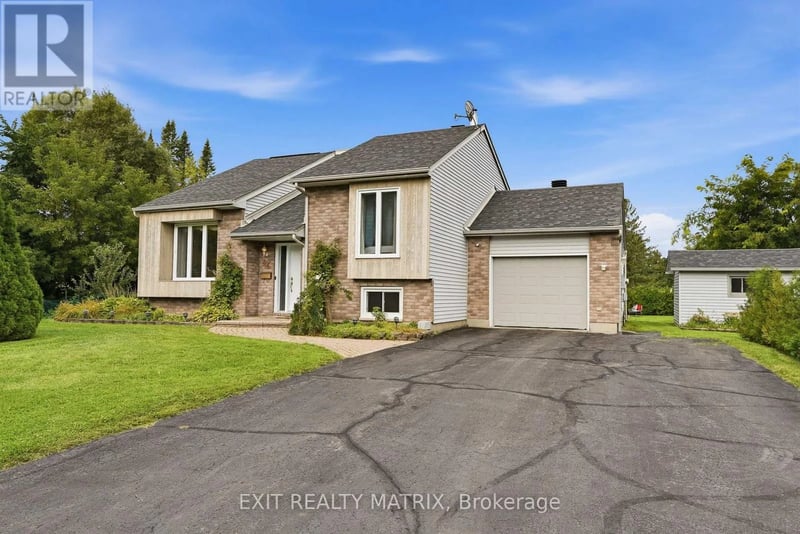 44 Ste Therese Boulevard, Russell, Ontario, K0A1W0, Russell, Ontario — photo 1 of 5