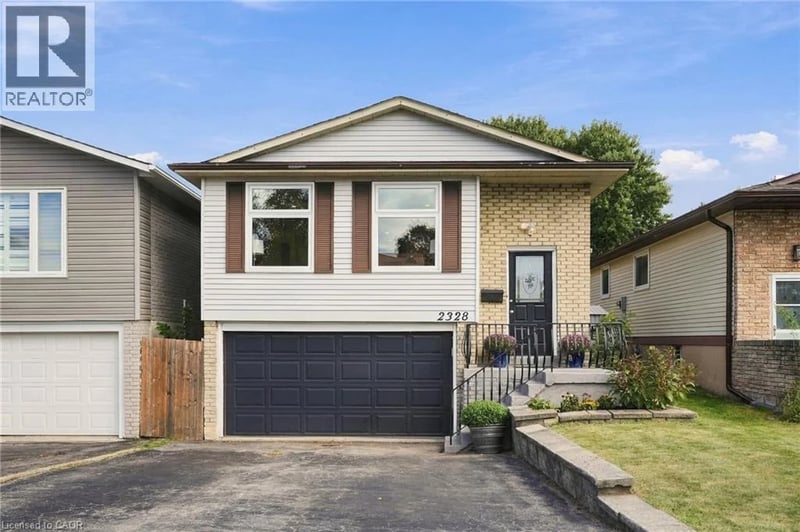2328 MALCOLM Crescent, Burlington, Ontario, L7P4H4, Burlington, Ontario — photo 1 of 5