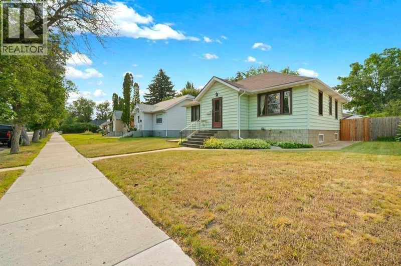 313 6 Street Southeast, Medicine Hat, Alberta, T1A1H2, Medicine Hat, Alberta — photo 1 of 5