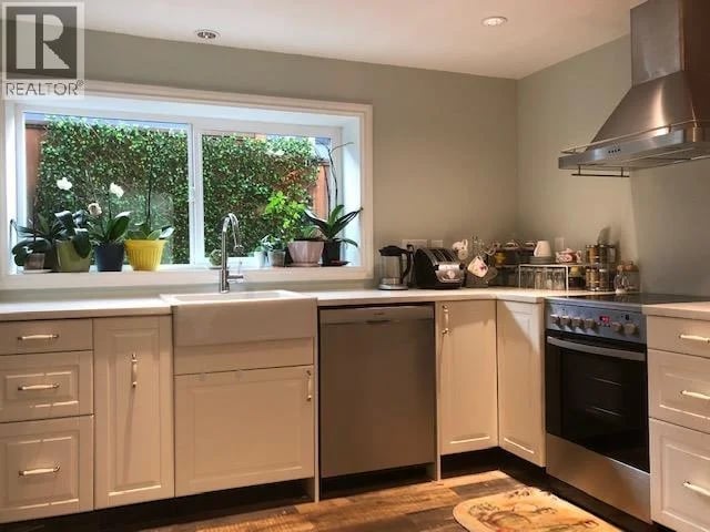 329 23RD Avenue, North Vancouver, British Columbia, V7M2B6, North Vancouver, British Columbia — photo 1 of 5