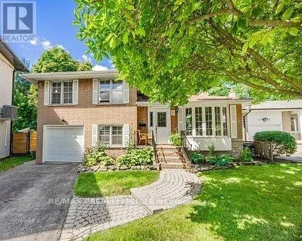 21 Halbadier Place, Toronto (Islington-City Centre West), Ontario, M9B2H4, Toronto (Islington-City Centre West), Ontario — photo 1 of 5