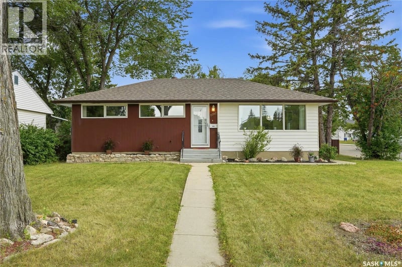 2302 Hanover AVENUE, Saskatoon, Saskatchewan, S7J1E6, Saskatoon, Saskatchewan — photo 1 of 5
