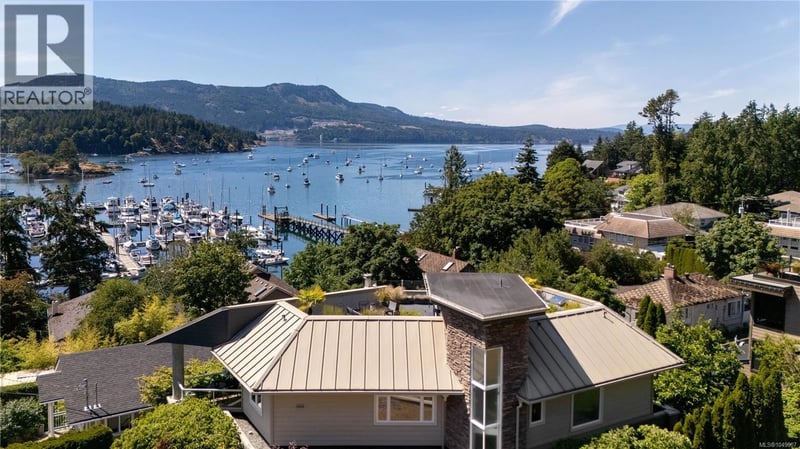 916 Grilse Lane, Central Saanich, British Columbia, V8M1B5, Central Saanich, British Columbia — photo 1 of 5