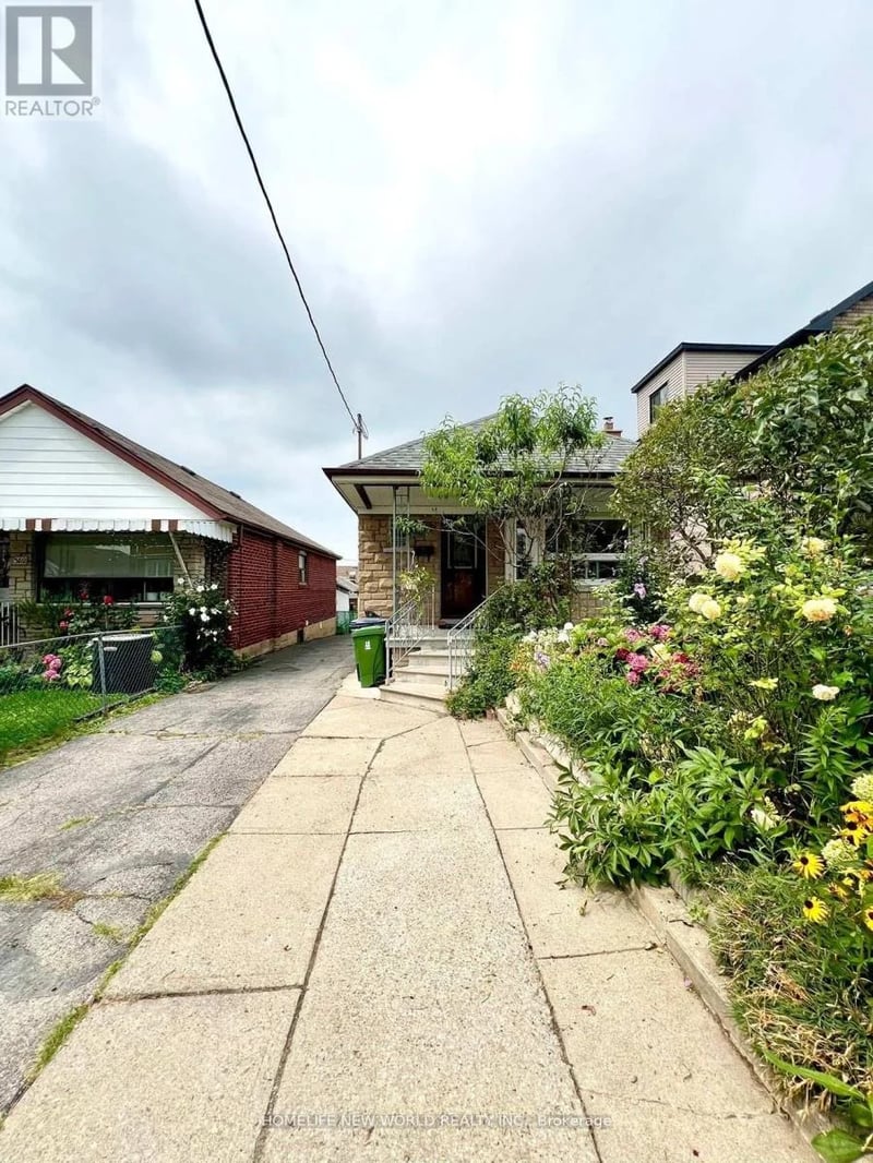 #Main 354 Kane Avenue, Toronto (Keelesdale-Eglinton West), Ontario, M6M3P4, Toronto (Keelesdale-Eglinton West), Ontario — photo 1 of 5