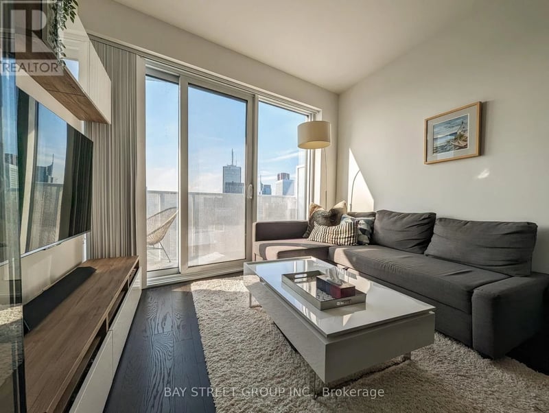 #6103 100 Harbour Street, Toronto (Waterfront Communities), Ontario, M5J0B5, Toronto (Waterfront Communities), Ontario — photo 1 of 5