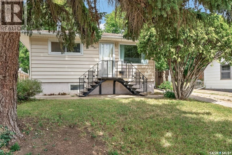 1054 Stadacona STREET W, Moose Jaw, Saskatchewan, S6H2B2, Moose Jaw, Saskatchewan — photo 1 of 5