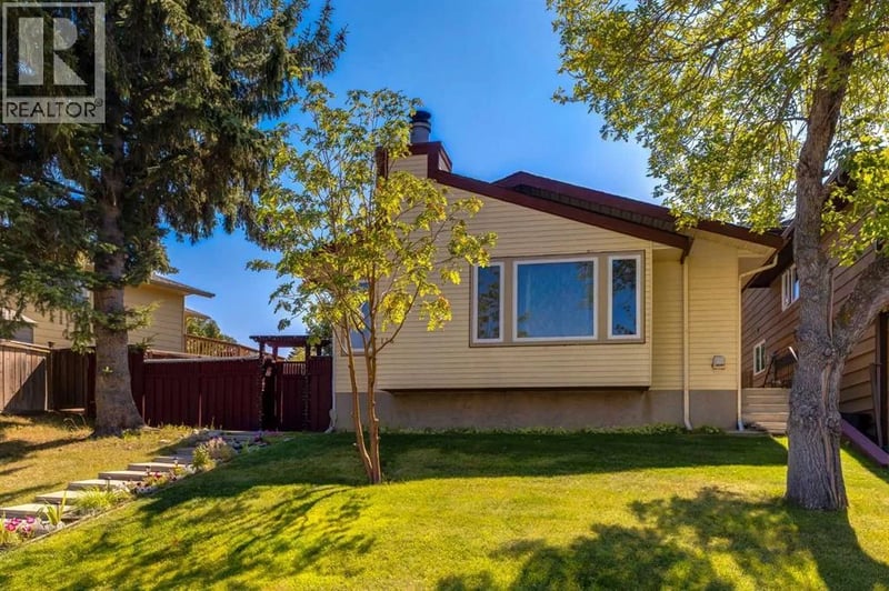 116 Bearberry Crescent Northwest, Calgary, Alberta, T3K1R3, Calgary, Alberta — photo 1 of 5