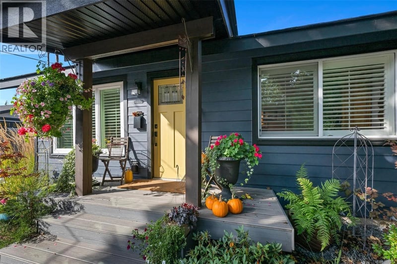 4826 West Saanich Road, Saanich, British Columbia, V8Z3H5, Saanich, British Columbia — photo 1 of 5