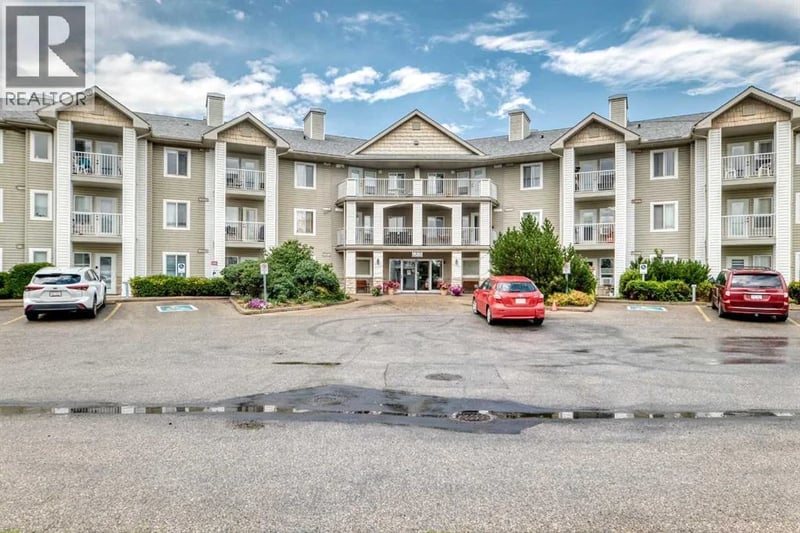 6818 Pinecliff Grove Northeast, Calgary, Alberta, T1Y7L2, Calgary, Alberta — photo 1 of 5