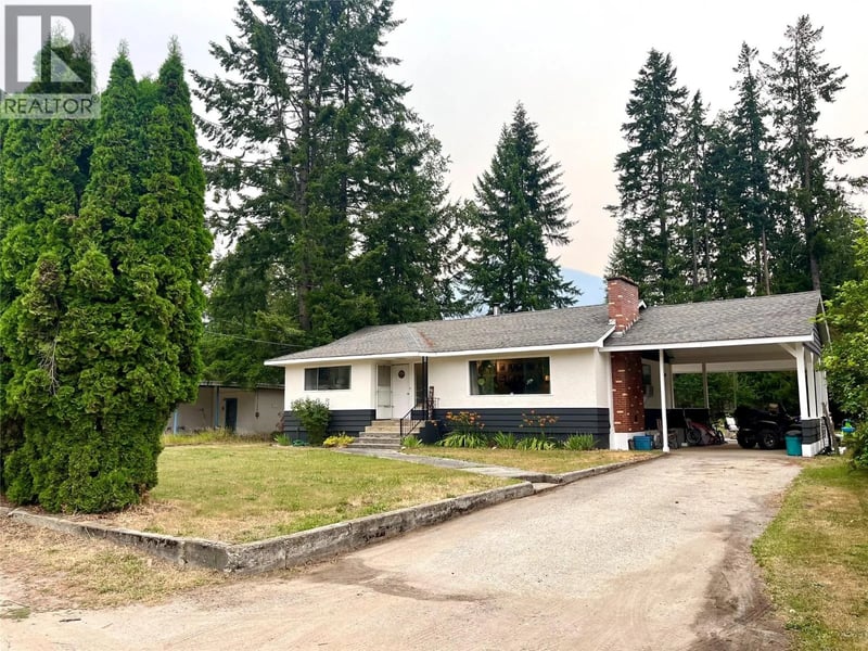 807 23 Highway North, Nakusp, British Columbia, V0G1R0, Nakusp, British Columbia — photo 1 of 5