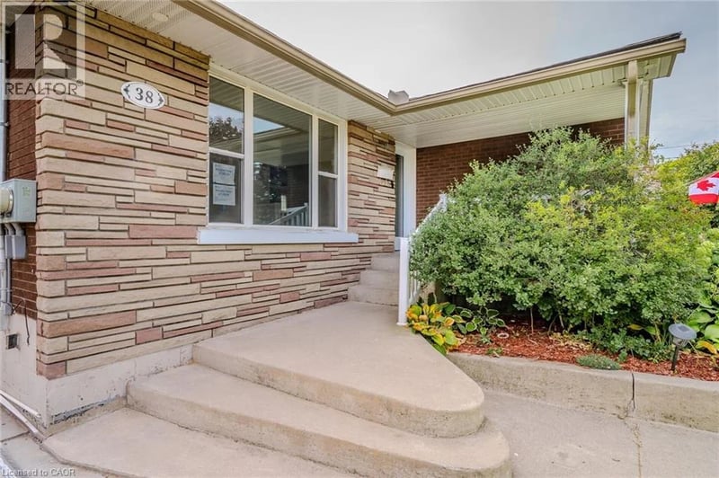 #Main 38 ENDFIELD Avenue, Hamilton, Ontario, L8T2L4, Hamilton, Ontario — photo 1 of 5