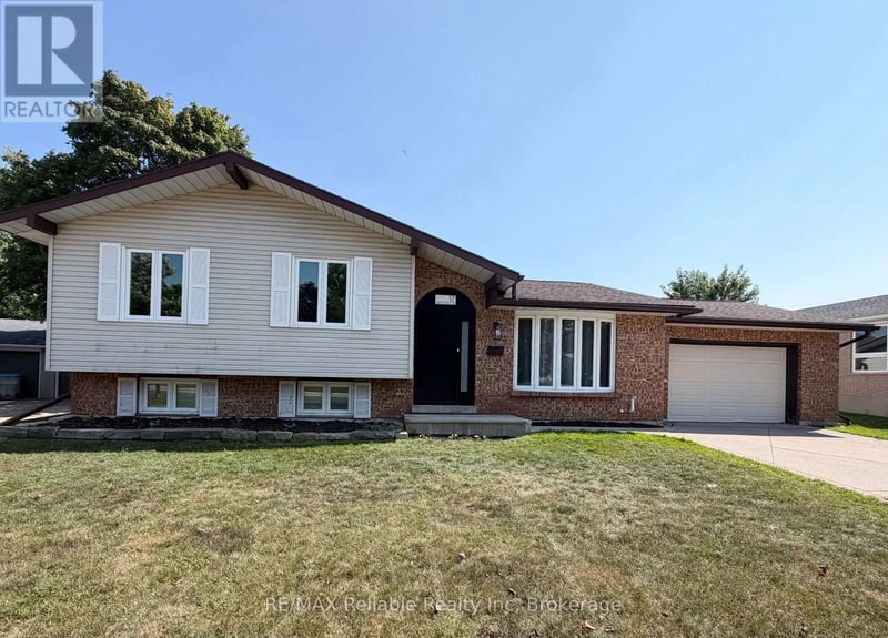 17 Suncoast Drive West, Goderich (Goderich (Town)), Ontario, N7A4H1, Goderich (Goderich (Town)), Ontario — photo 1 of 5