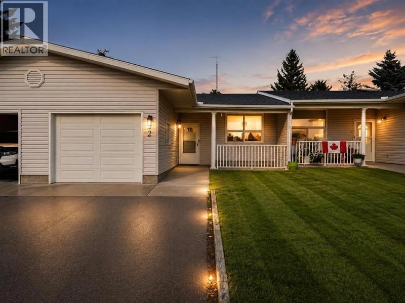 717 centre Street, Vulcan, Alberta, t0l2b0, Vulcan, Alberta — photo 1 of 5