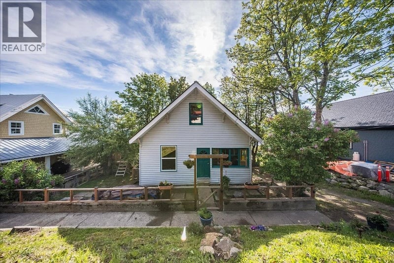 2050 Georgia Street, Rossland, British Columbia, V0G1Y0, Rossland, British Columbia — photo 1 of 5