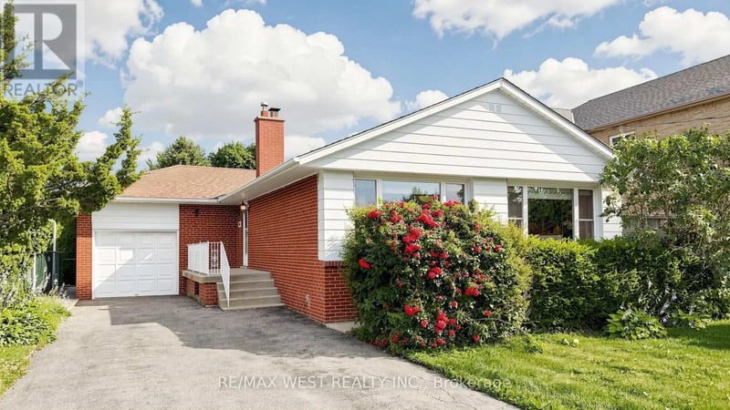 32 Allonsius Drive, Toronto (Eringate-Centennial-West Deane), Ontario, M9C3N5, Toronto (Eringate-Centennial-West Deane), Ontario — photo 1 of 5