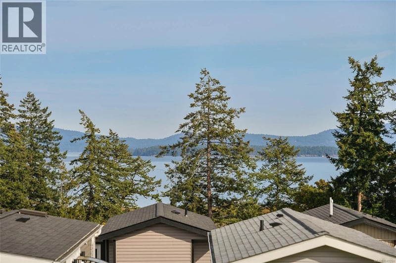 #520 747 Old Place Road, Central Saanich, British Columbia, V8M0C3, Central Saanich, British Columbia — photo 1 of 5