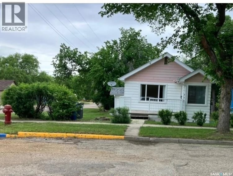 230 6TH AVENUE W, Assiniboia, Saskatchewan, S0H0B0, Assiniboia, Saskatchewan — photo 1 of 5
