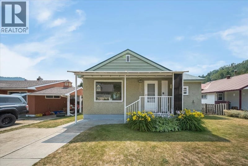 916 Thackeray Street, Warfield, British Columbia, V1R2C2, Warfield, British Columbia — photo 1 of 5