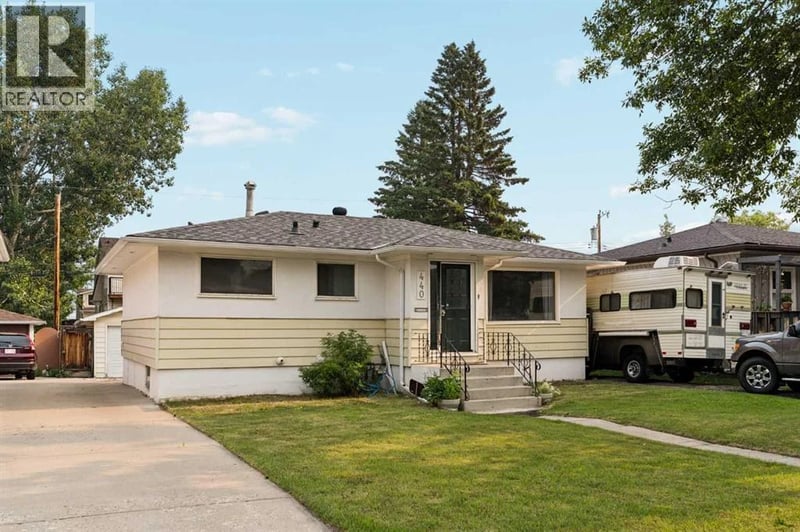 440 36 Avenue Northwest, Calgary, Alberta, T2K0C3, Calgary, Alberta — photo 1 of 5