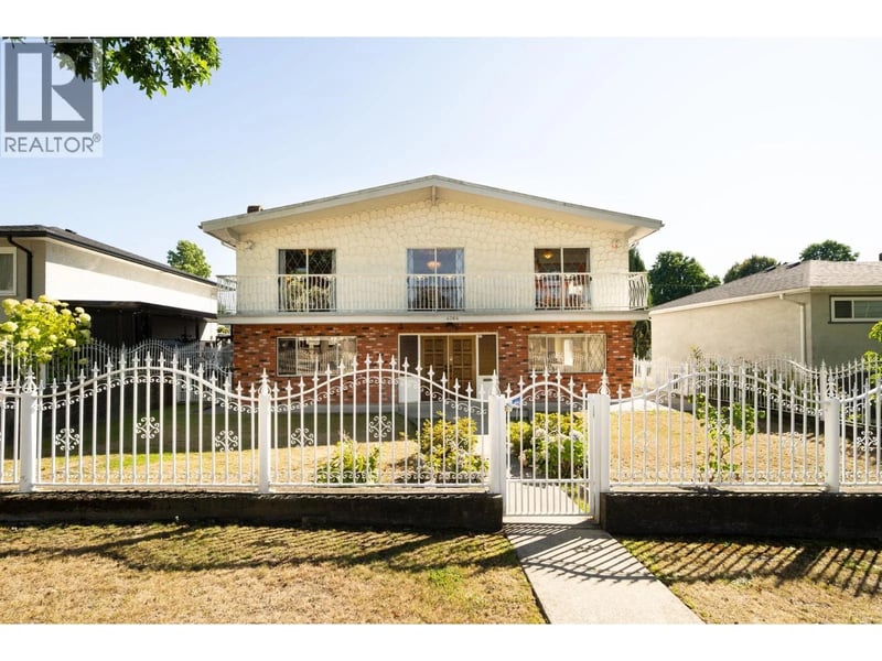4264 PARKER Street, Burnaby, British Columbia, V5C3C3, Burnaby, British Columbia — photo 1 of 5