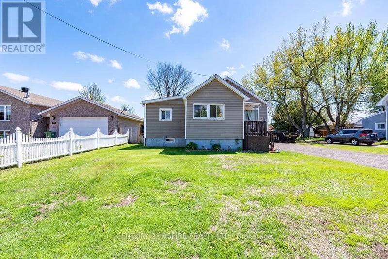 20 Hilda Street, Petawawa, Ontario, K8H1T6, Petawawa, Ontario — photo 1 of 5