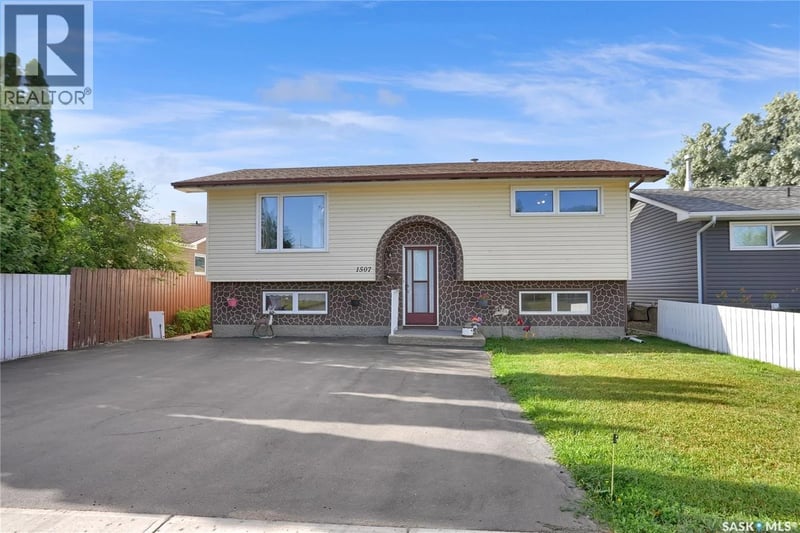 1507 Caribou STREET W, Moose Jaw, Saskatchewan, S6H7N5, Moose Jaw, Saskatchewan — photo 1 of 5