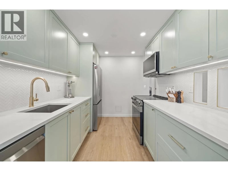 #206 327 2ND Street, North Vancouver, British Columbia, V7M1E2, North Vancouver, British Columbia — photo 1 of 5