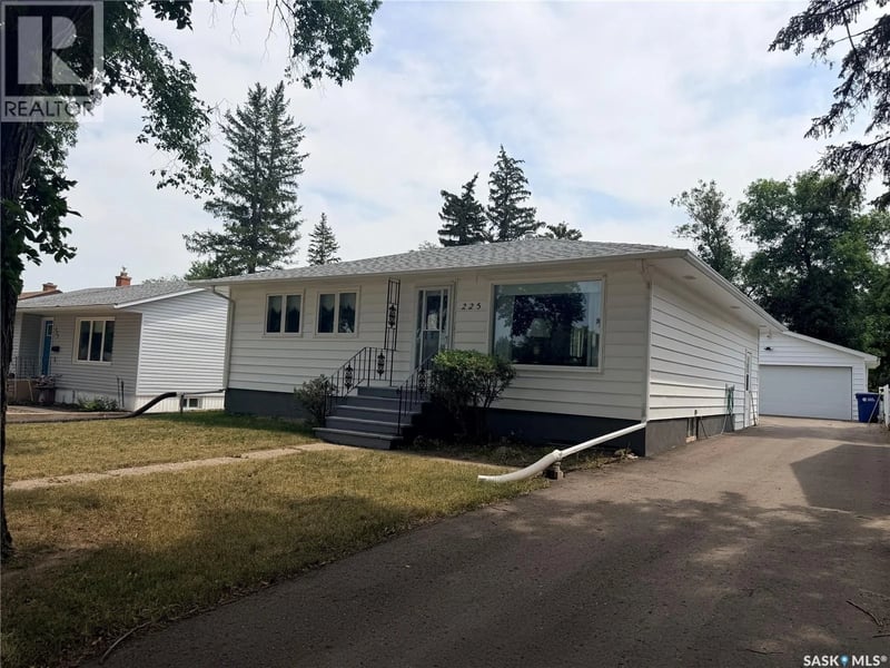 225 Dominion ROAD, Assiniboia, Saskatchewan, S0H0B0, Assiniboia, Saskatchewan — photo 1 of 5