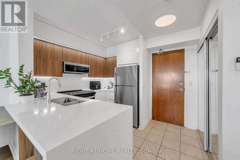 #1202 11 Oneida Crescent, Richmond Hill (Langstaff), Ontario, L4B0A1, Richmond Hill (Langstaff), Ontario — photo 1 of 5