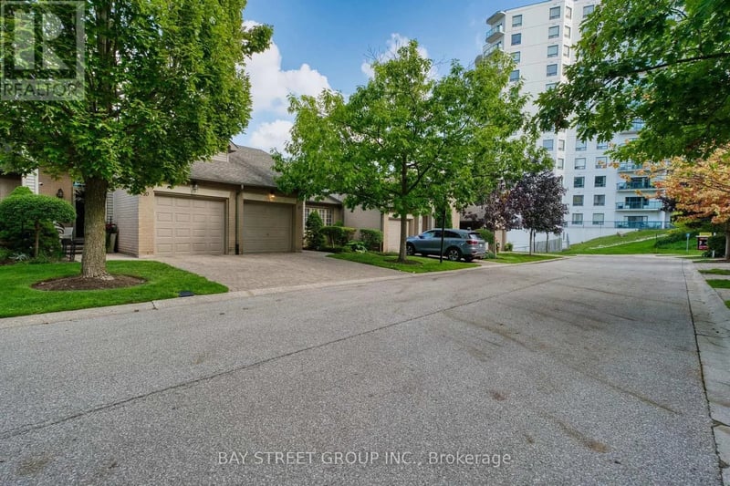 #11 270 North Centre Road, London North (North R), Ontario, N6G5E2, London North (North R), Ontario — photo 1 of 5