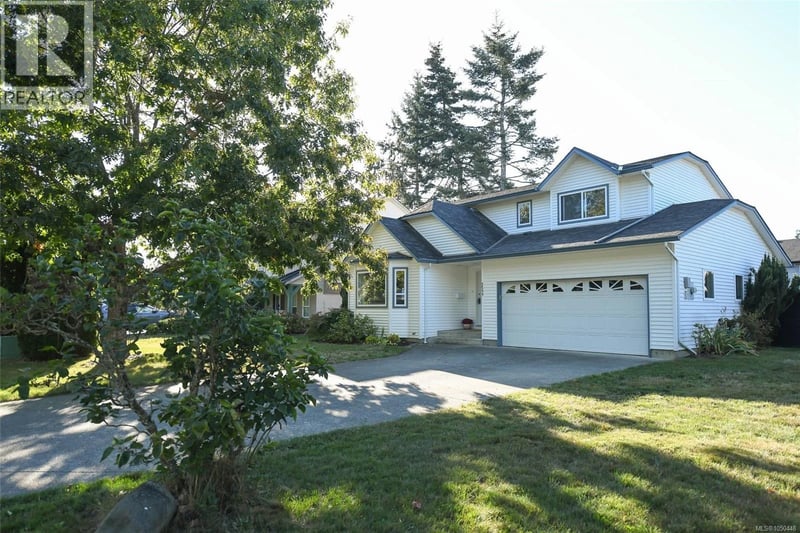 2233 Bolt Avenue, Comox, British Columbia, V9M3Y2, Comox, British Columbia — photo 1 of 5