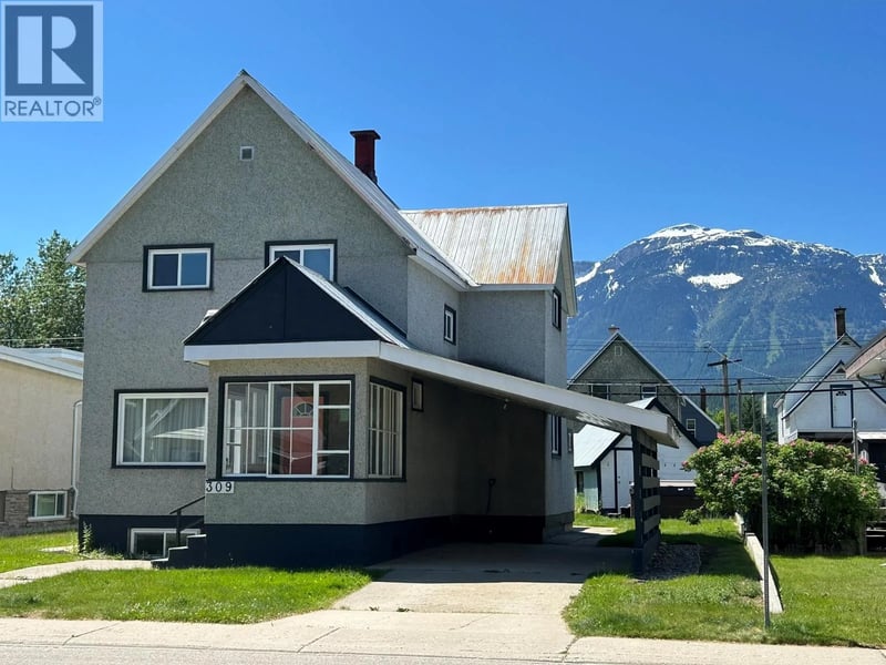 309 Third Street East, Revelstoke, British Columbia, V0E2S0, Revelstoke, British Columbia — photo 1 of 5