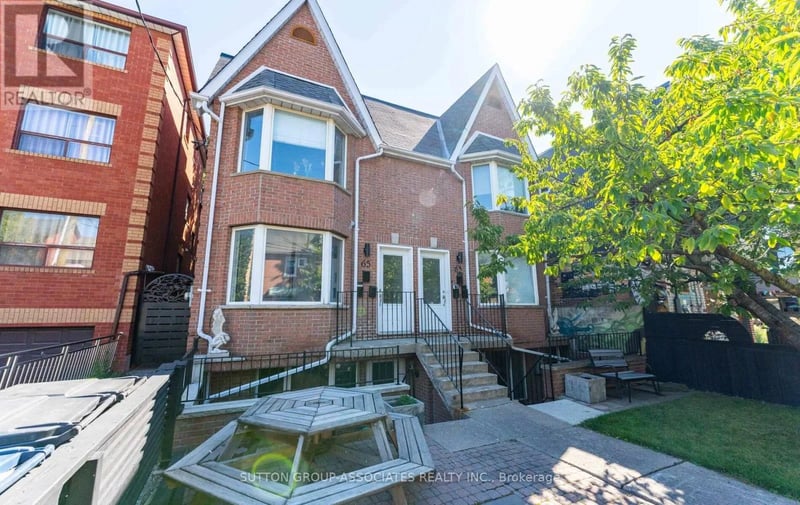 #Lower 63 Bellevue Avenue, Toronto (Kensington-Chinatown), Ontario, M5T2N6, Toronto (Kensington-Chinatown), Ontario — photo 1 of 5