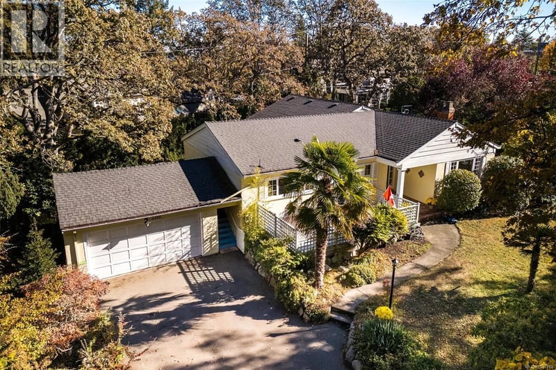 3315 Ripon Road, Oak Bay, British Columbia, V8R6G6, Oak Bay, British Columbia — photo 1 of 5