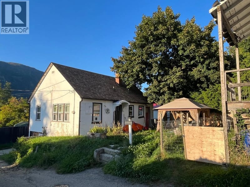 411 LATIMER Street, Nelson, British Columbia, V1L4T7, Nelson, British Columbia — photo 1 of 5