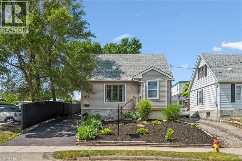 976 GUELPH Street, Kitchener, Ontario, N2H5Z6, Kitchener, Ontario — photo 1 of 5