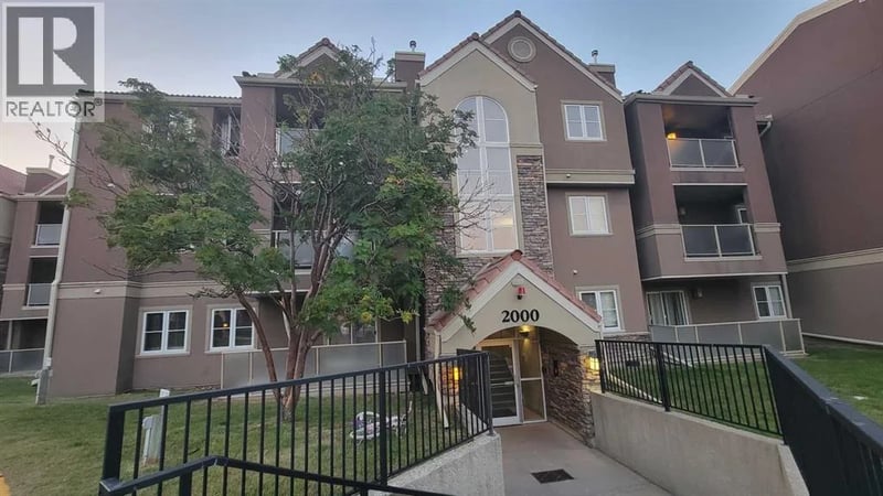 2000 Edenwold Heights Northwest, Calgary, Alberta, T3A3Y2, Calgary, Alberta — photo 1 of 5