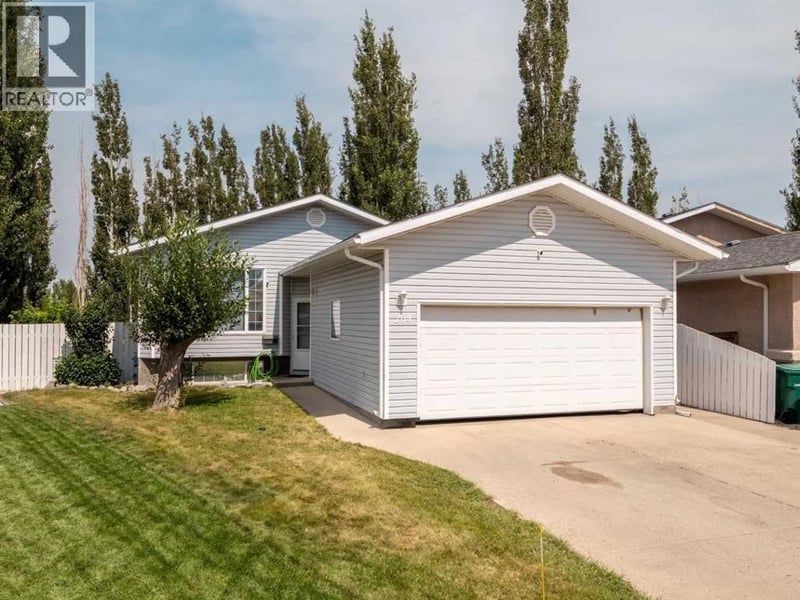 204 Mt Rundle Road West, Lethbridge, Alberta, T1K7E9, Lethbridge, Alberta — photo 1 of 5