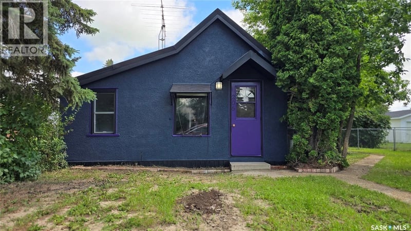 206 Irvine STREET, Cut Knife, Saskatchewan, S0M0N0, Cut Knife, Saskatchewan — photo 1 of 5