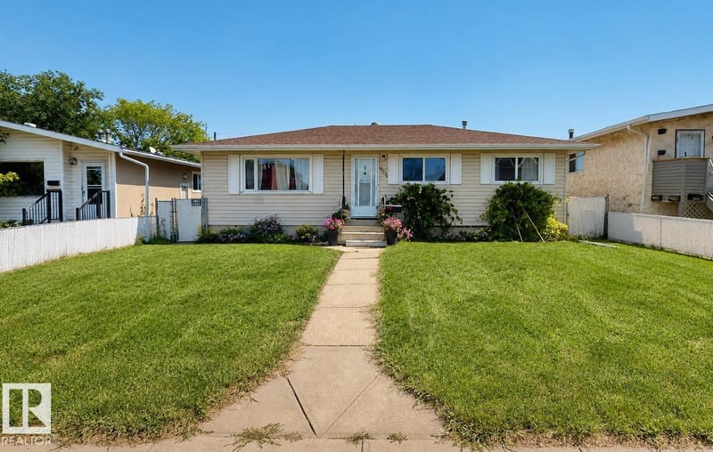 10661 152 ST NW, Edmonton, Alberta, T5P1Z1, Edmonton, Alberta — photo 1 of 5