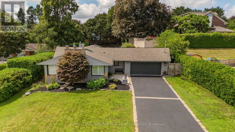 892 North Shore Boulevard West, Burlington (Bayview), Ontario, L7T1A8, Burlington (Bayview), Ontario — photo 1 of 5