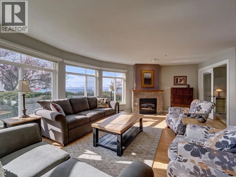 #103 5470 INLET Avenue, Sechelt, British Columbia, V7Z0H4, Sechelt, British Columbia — photo 1 of 5
