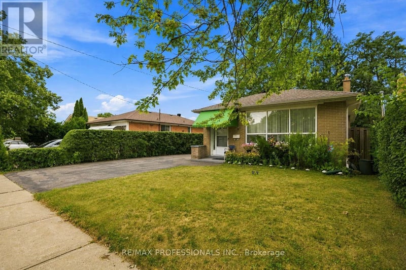 14 Dashwood Crescent, Toronto (Thistletown-Beaumonde Heights), Ontario, M9V2N8, Toronto (Thistletown-Beaumonde Heights), Ontario — photo 1 of 5