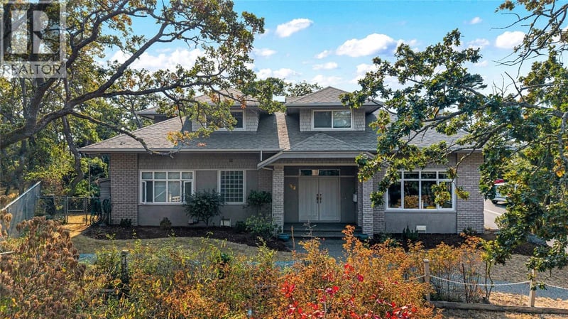 568 Island Road, Oak Bay, British Columbia, V8S2T6, Oak Bay, British Columbia — photo 1 of 5