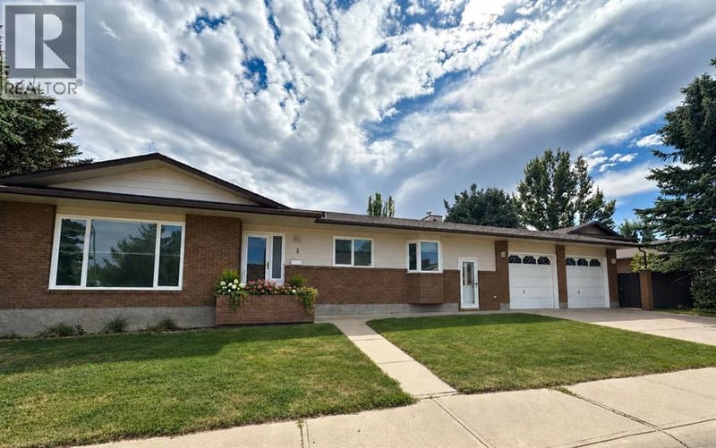 3 Kings Crescent South, Lethbridge, Alberta, T1K5G4, Lethbridge, Alberta — photo 1 of 5