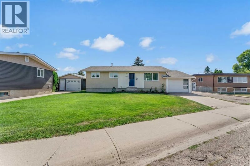 1825 16 Street Southeast, Medicine Hat, Alberta, T1A7J8, Medicine Hat, Alberta — photo 1 of 5