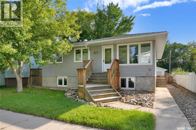 877 Elgin AVENUE, Moose Jaw, Saskatchewan, S6H4G6, Moose Jaw, Saskatchewan — photo 1 of 5