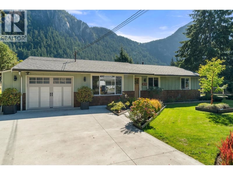 38248 HEMLOCK Avenue, Squamish, British Columbia, V8B0X1, Squamish, British Columbia — photo 1 of 5