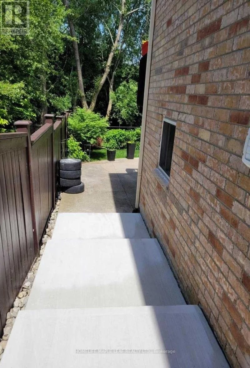 19 Freshspring Drive, Brampton (Sandringham-Wellington), Ontario, L6R3H6, Brampton (Sandringham-Wellington), Ontario — photo 1 of 5