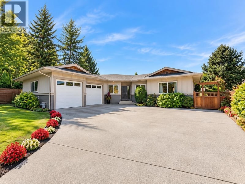 6388 PIPER Place, Sechelt, British Columbia, V7Z0L1, Sechelt, British Columbia — photo 1 of 5